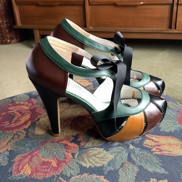 🎀👠Multi Colour Pin Up Pumps with Bow Detail 🎀👠 - Picture 3 of 11